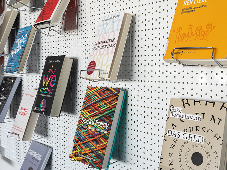 Verschiedene Bücher ausgestellt an einer Wand