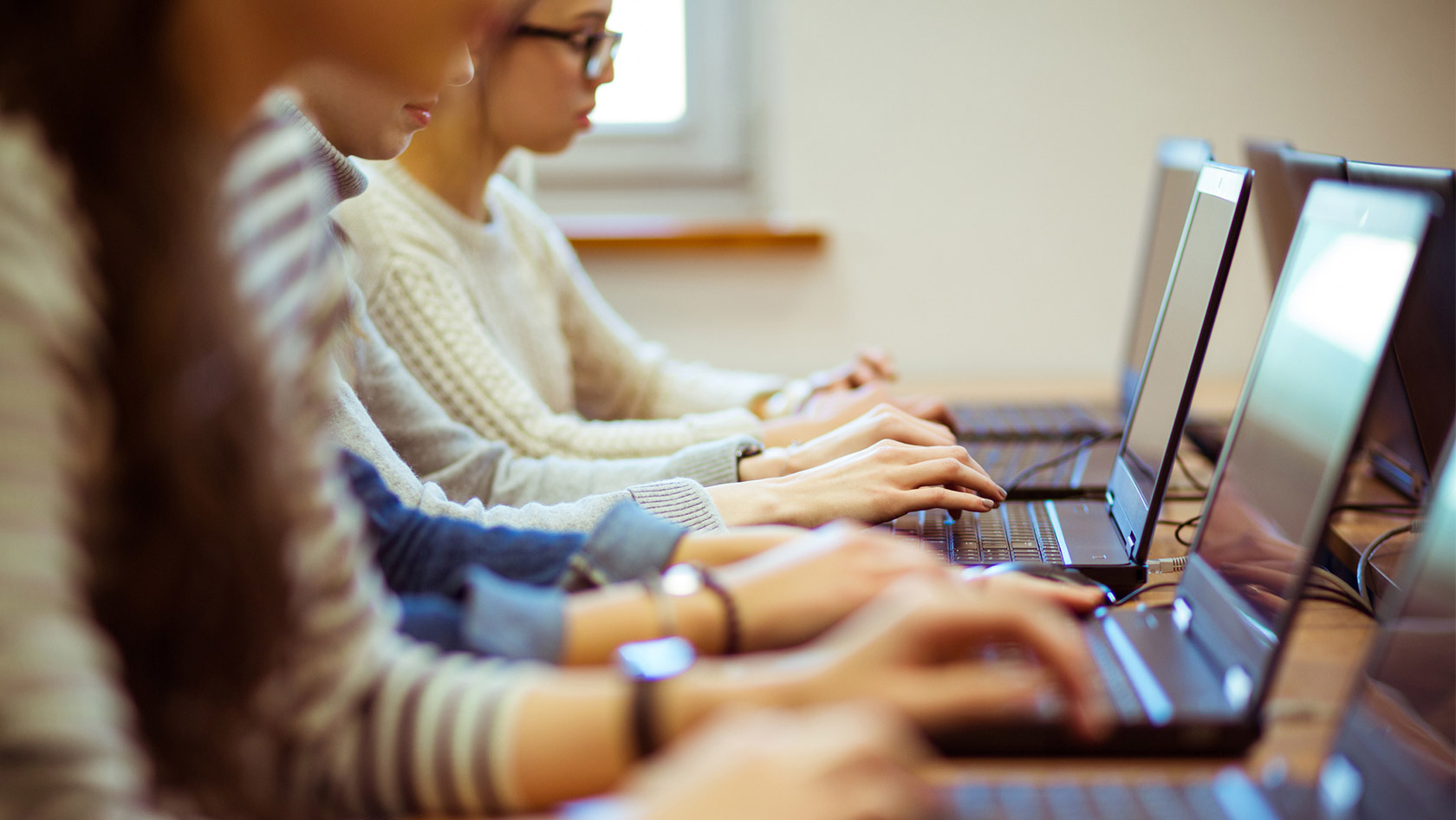 Vier Studierende arbeiten an Laptops