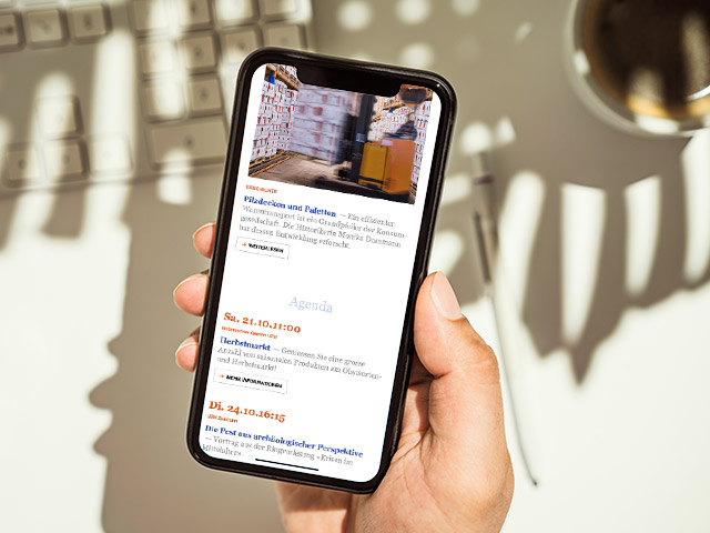 Smartphone mit Weekly-Inhalten