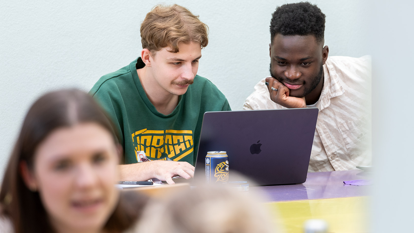 Zwei Studenten arbeiten am Laptop