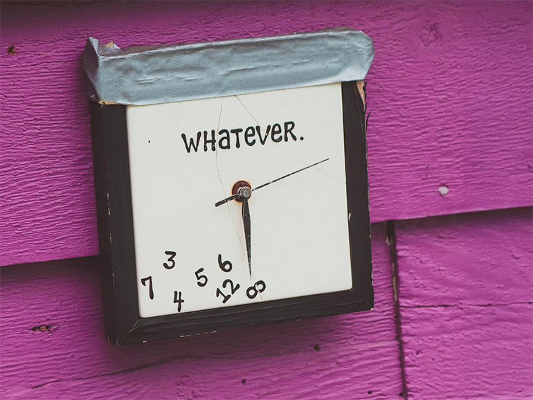 Horloge without numbers and the text "Whatever."