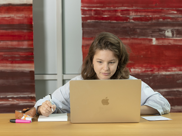 Eine Studentin am Lernen vor einem Laptop