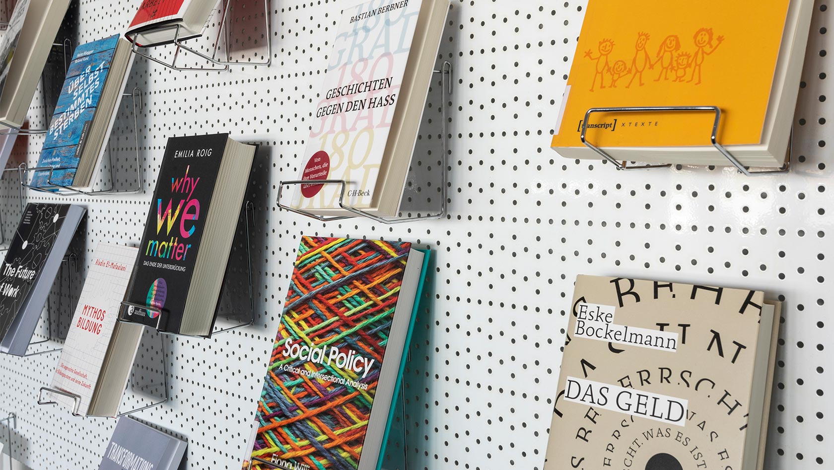 Verschiedene Bücher ausgestellt an einer Wand